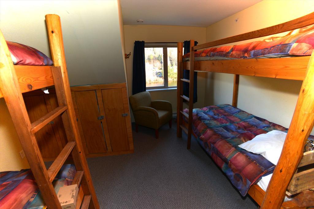 Squamish Adventure Inn Room photo
